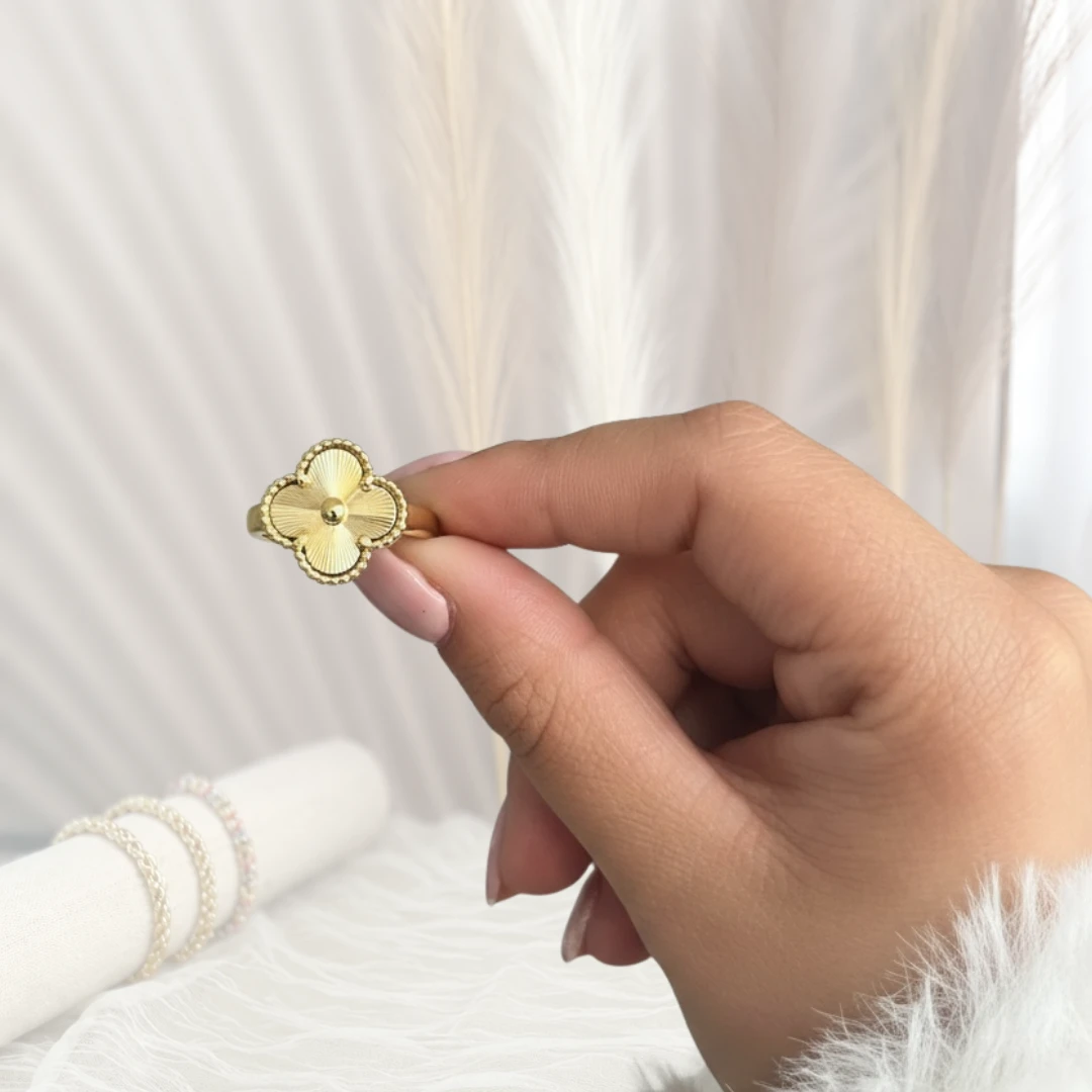 Anillo de trébol sostenido entre los dedos
